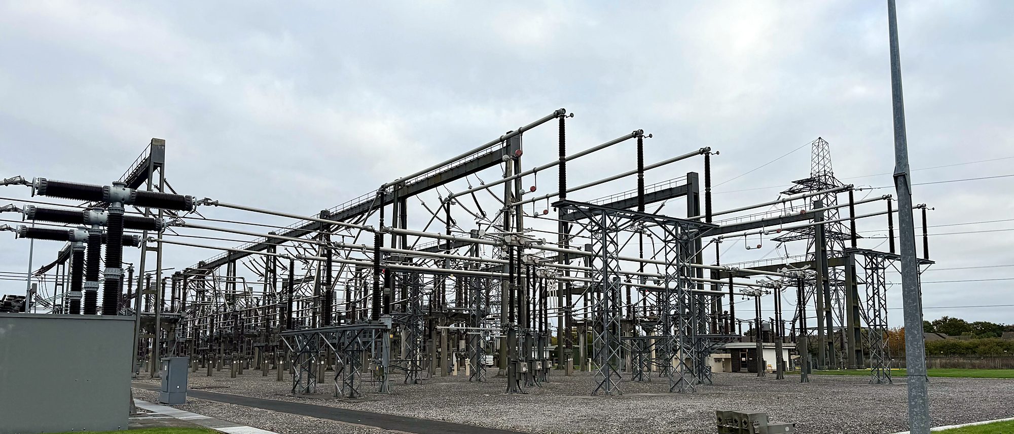Transmission substation with HV disconnectors and busbars